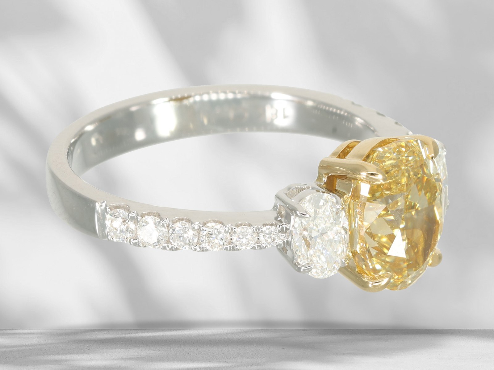 Ring: high-quality fancy diamond ring, centre stone 2.09ct - Image 2 of 6