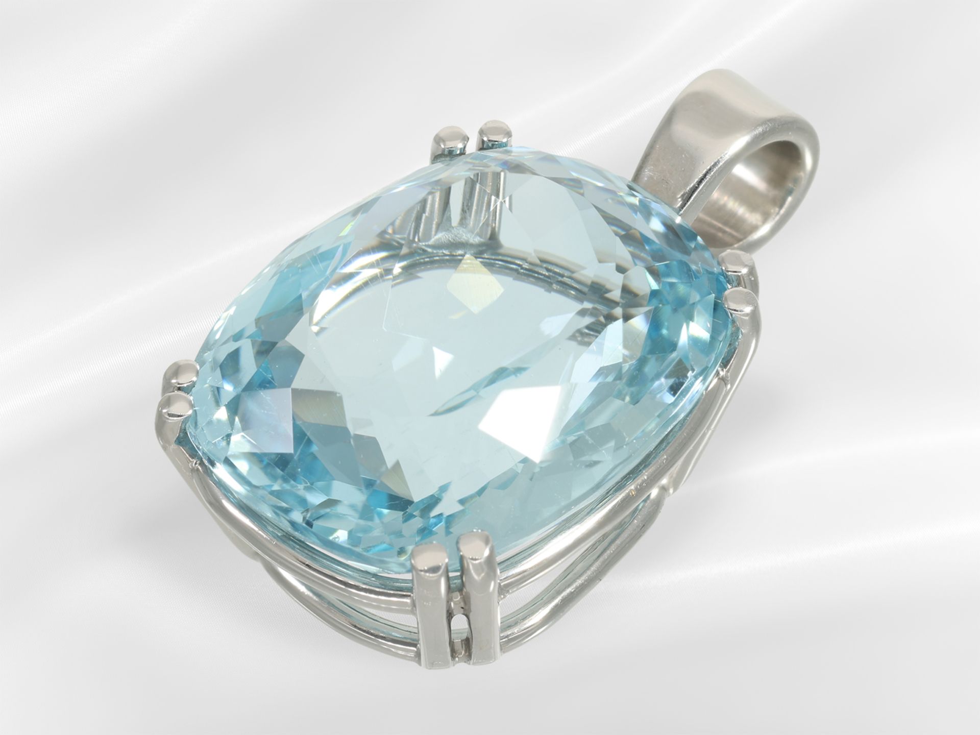 Pendant: very fine, white gold pendant with an unusually beautiful aquamarine, approx. 31ct - Image 4 of 4