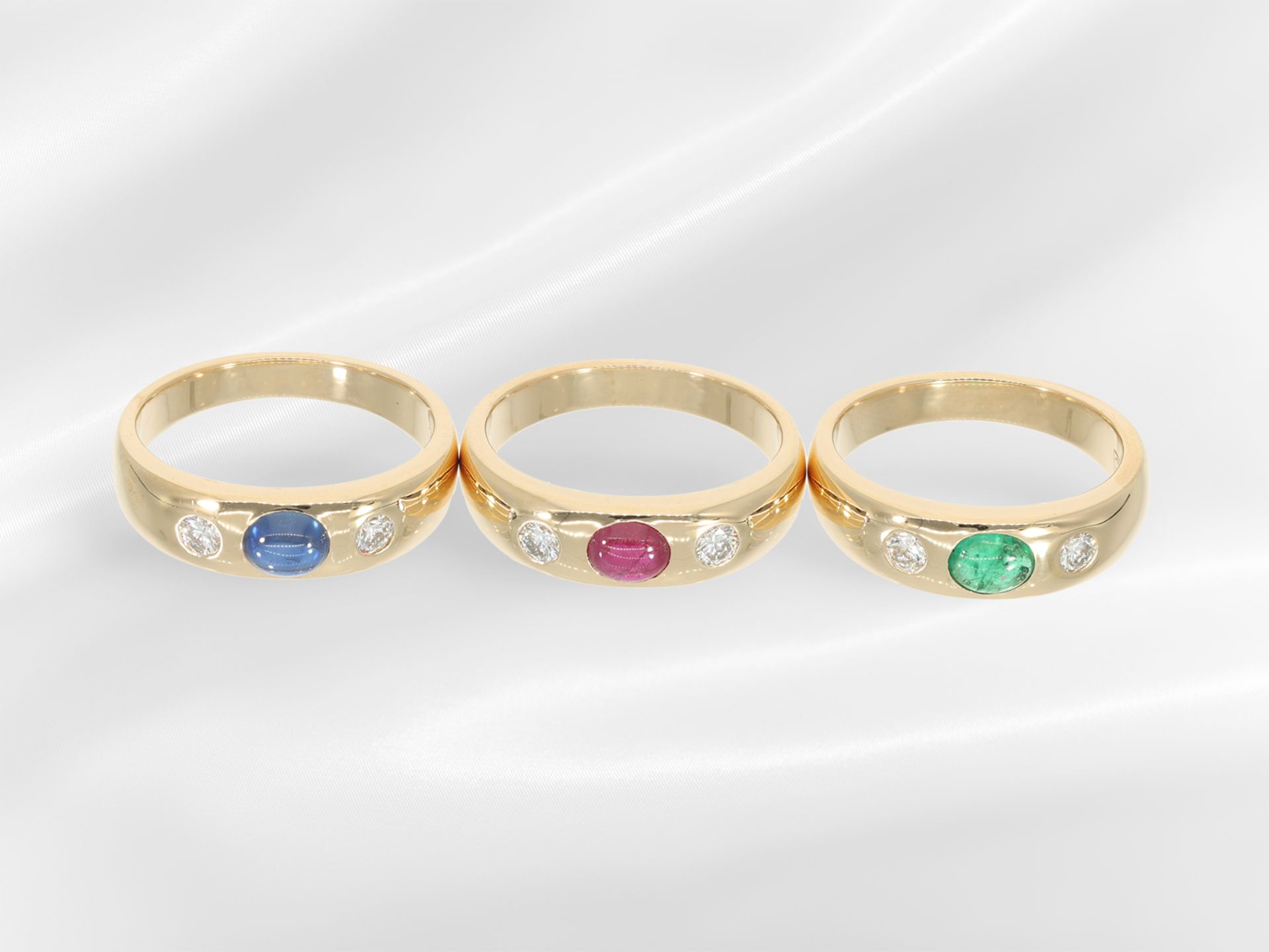 Ring: 3 hochwertige, goldene Bandringe mit Rubin-, Saphir- Brillant-und Smaragdbesatz