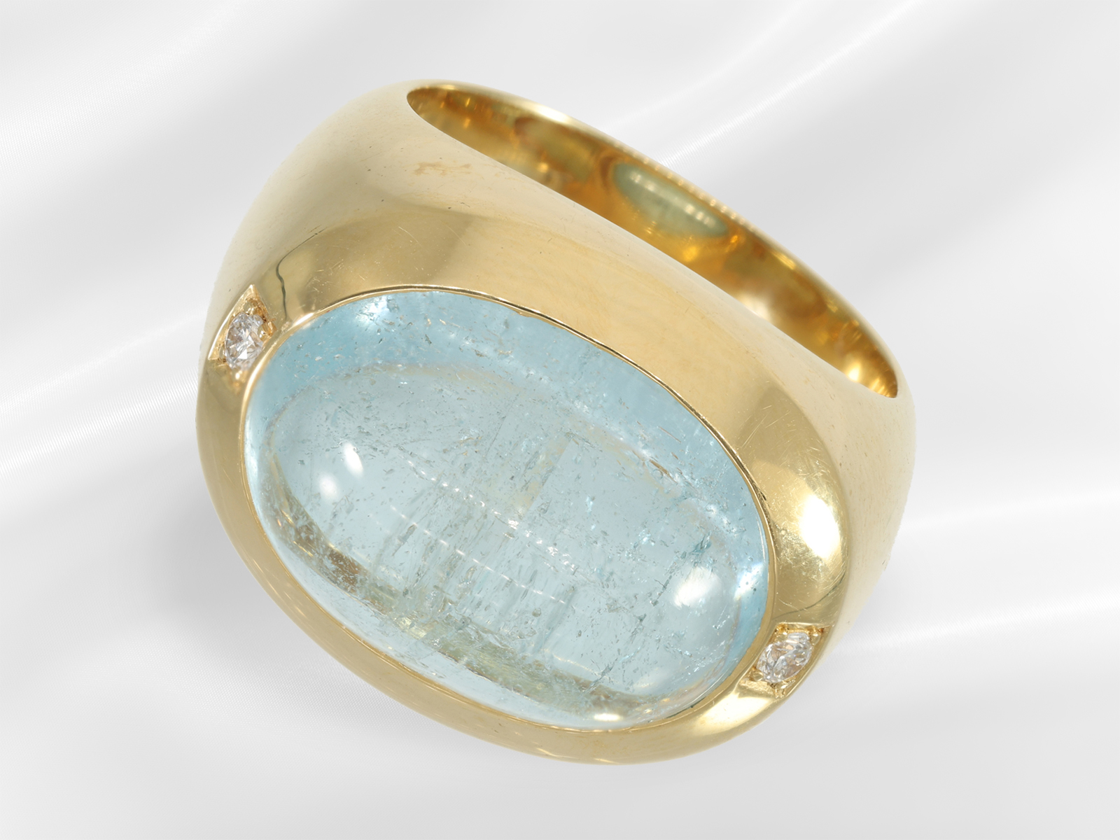 Ring: high-quality modern handwork, 18K gold with large aquamarine cabochon and brilliant-cut diamon