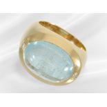 Ring: high-quality modern handwork, 18K gold with large aquamarine cabochon and brilliant-cut diamon