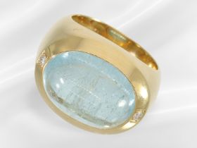 Ring: hochwertige moderne Handarbeit aus 18K Gold mit großem Aquamarin-Cabochon und Brillanten, ca.1