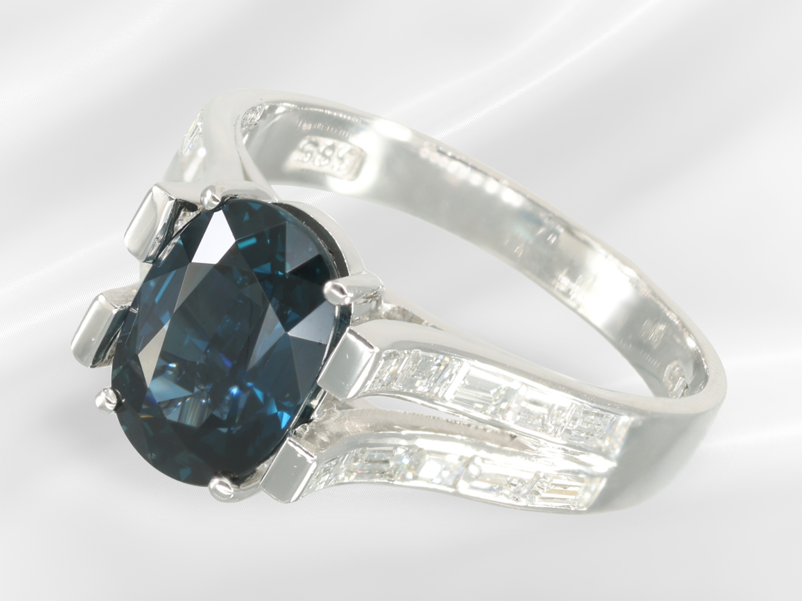 Ring: like new, modern and high quality sapphire/diamond goldsmith ring