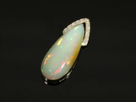 Anhänger: außergewöhnlich großer Opalanhänger mit Brillanten, sensationeller Opal von ca. 53ct