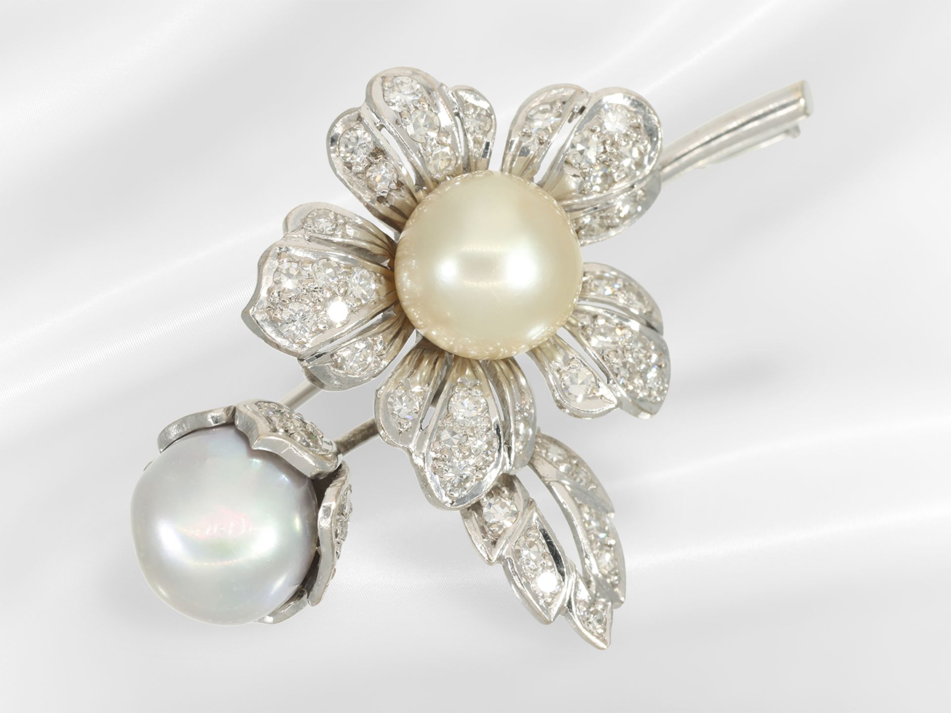 Brooch/pin: extremely decorative, floral vintage gold jewellery with pearls and brilliant-cut diamon - Image 2 of 3