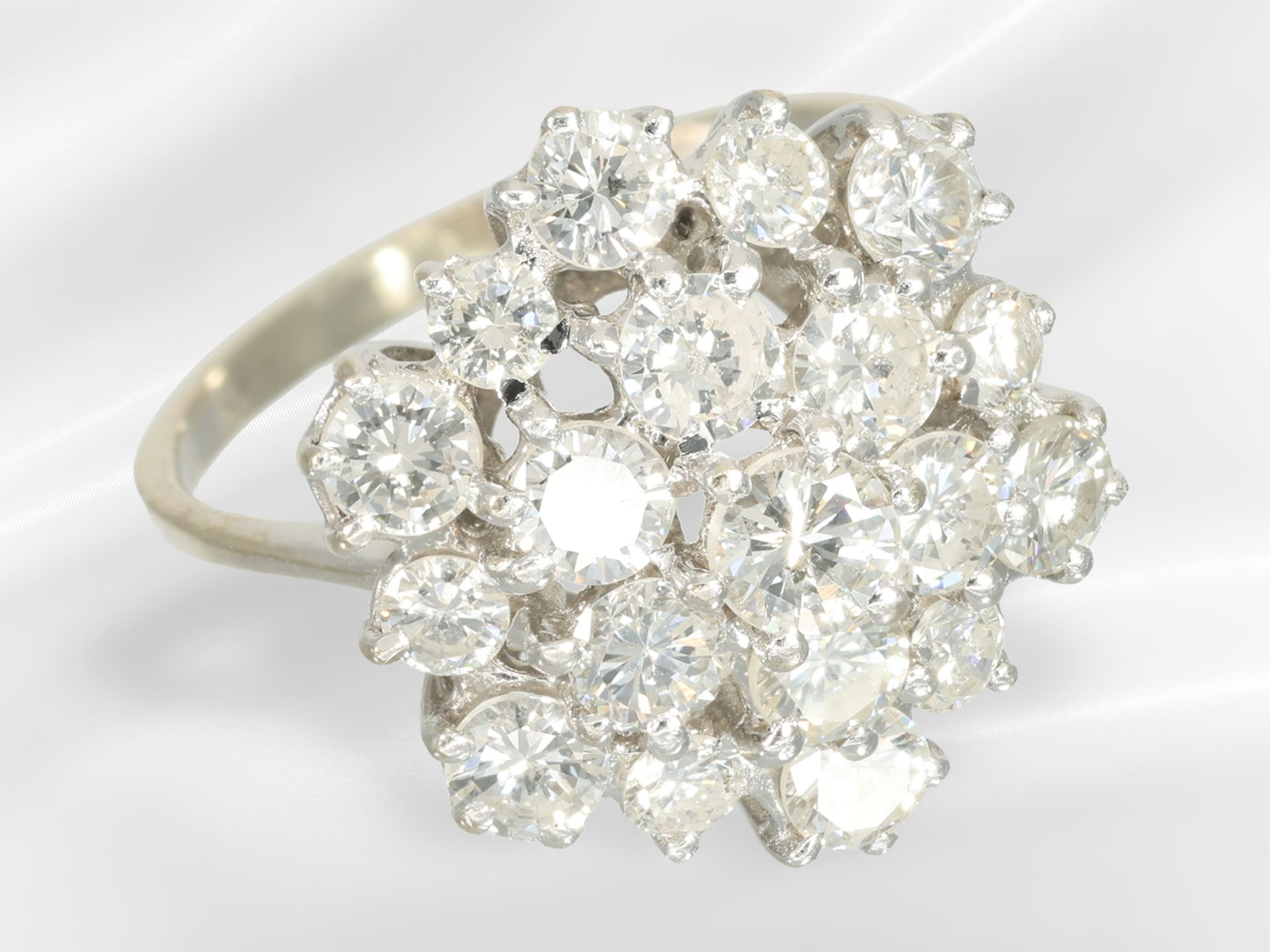 Ring: schöner vintage Blütenring mit reichem Brillantbesatz, ca. 2,5ct - Bild 4 aus 5