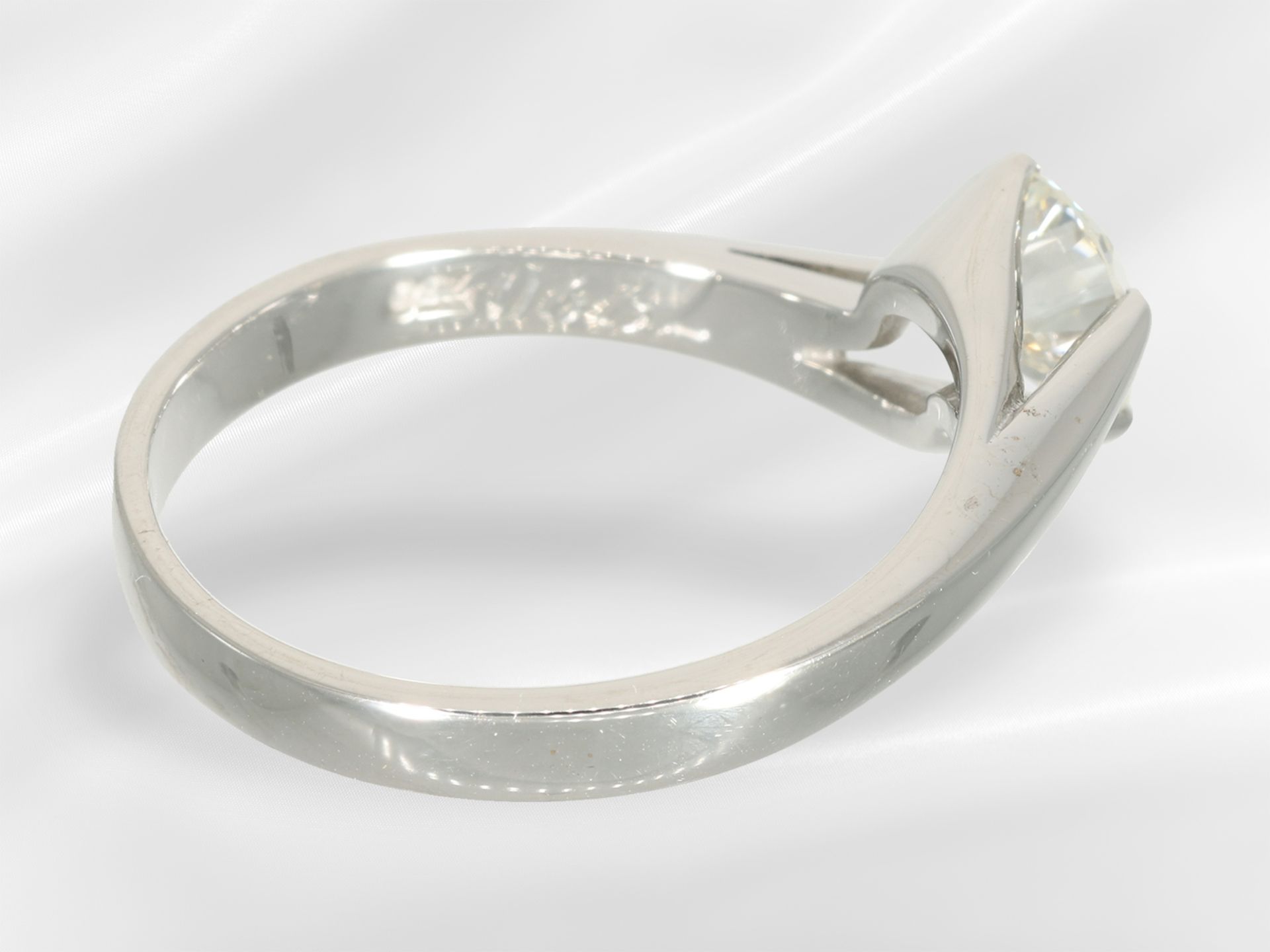 Ring: high-quality solitaire ring from Wempe, brilliant-cut diamond in top quality, flawless, 0.75ct - Image 3 of 4