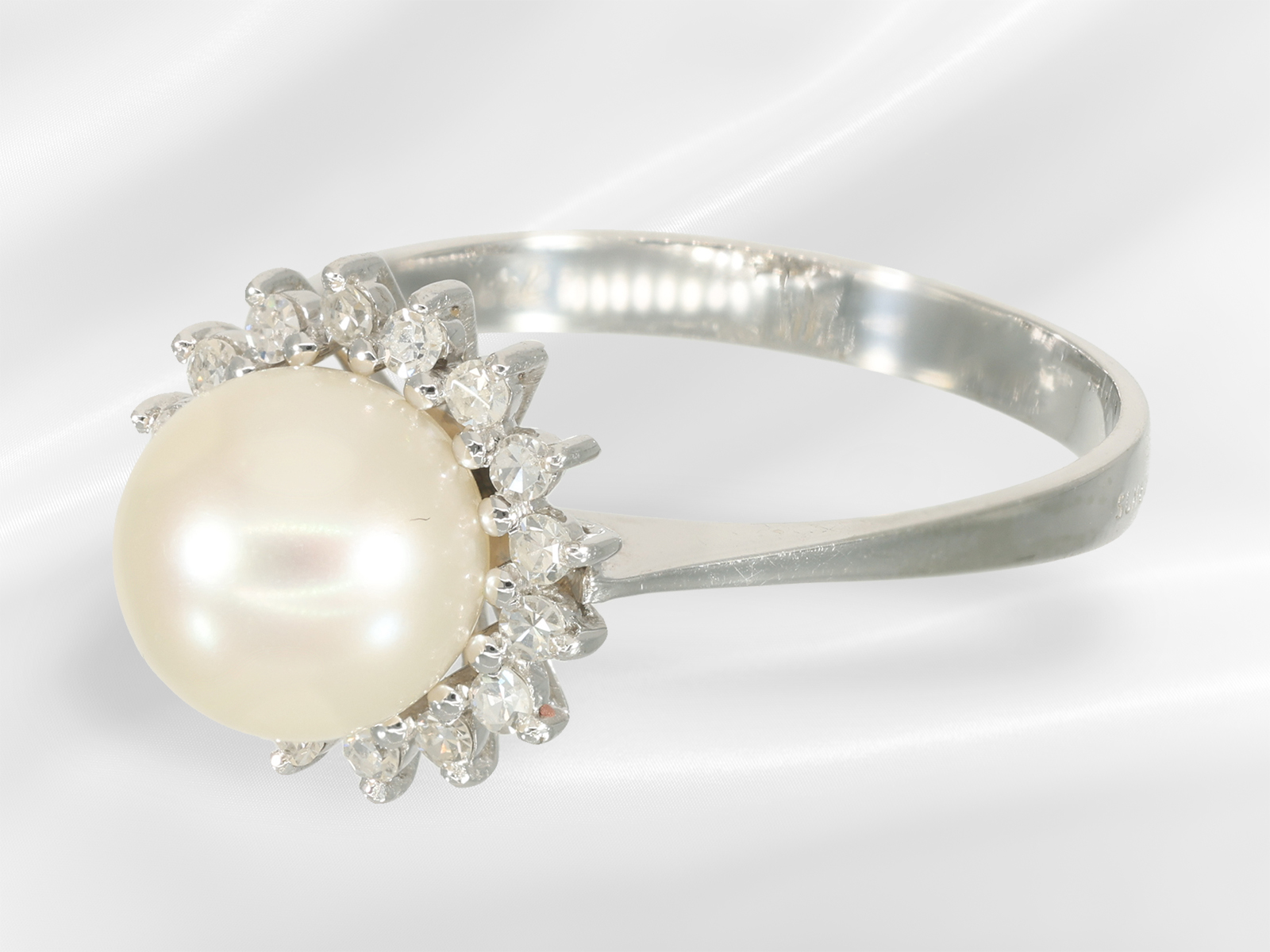 Ring: beautiful white gold ring with diamonds and a cultured pearl - Image 3 of 3