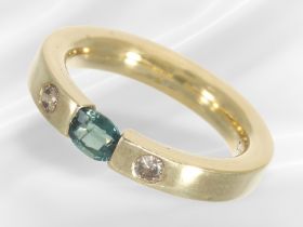 Ring: massiver und moderner Spannring mit einem Saphir und kleinen Brillanten