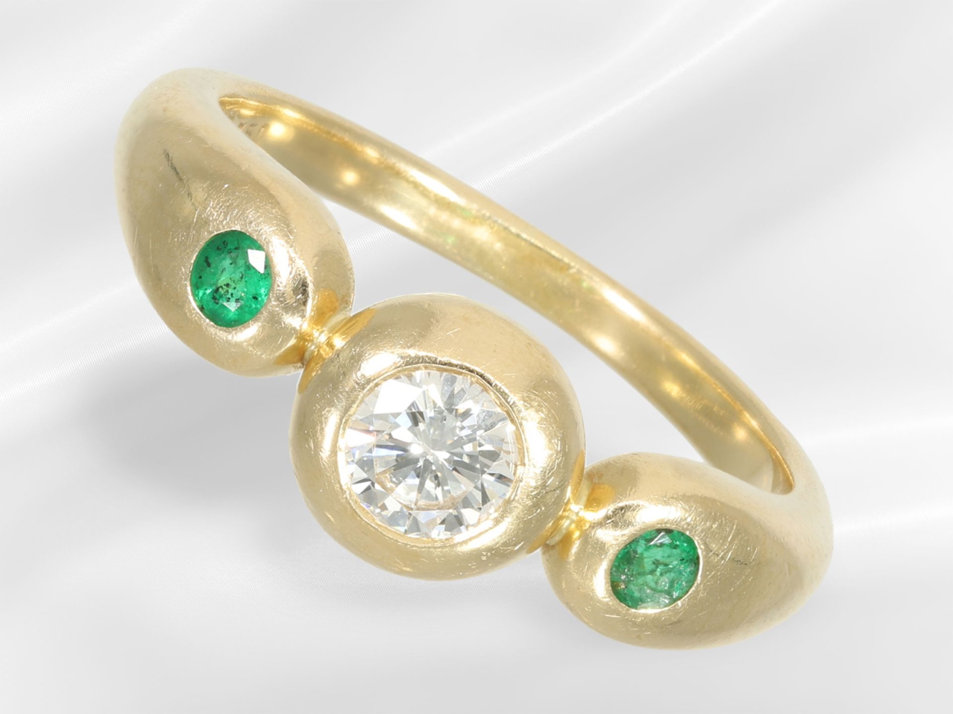 Ring: goldsmith ring with brilliant-cut diamond and smaragd setting, handmade by court jeweller M.Ha