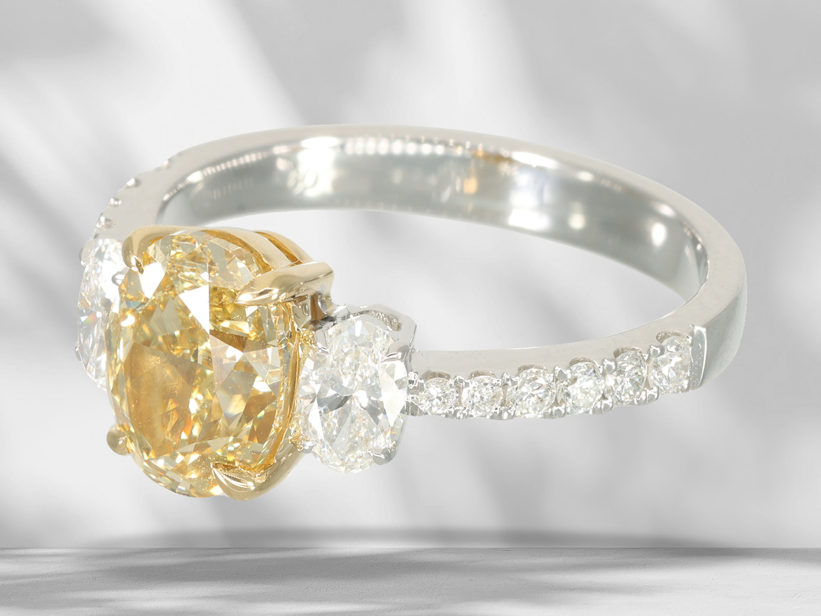 Ring: high-quality fancy diamond ring, centre stone 2.09ct - Image 4 of 6