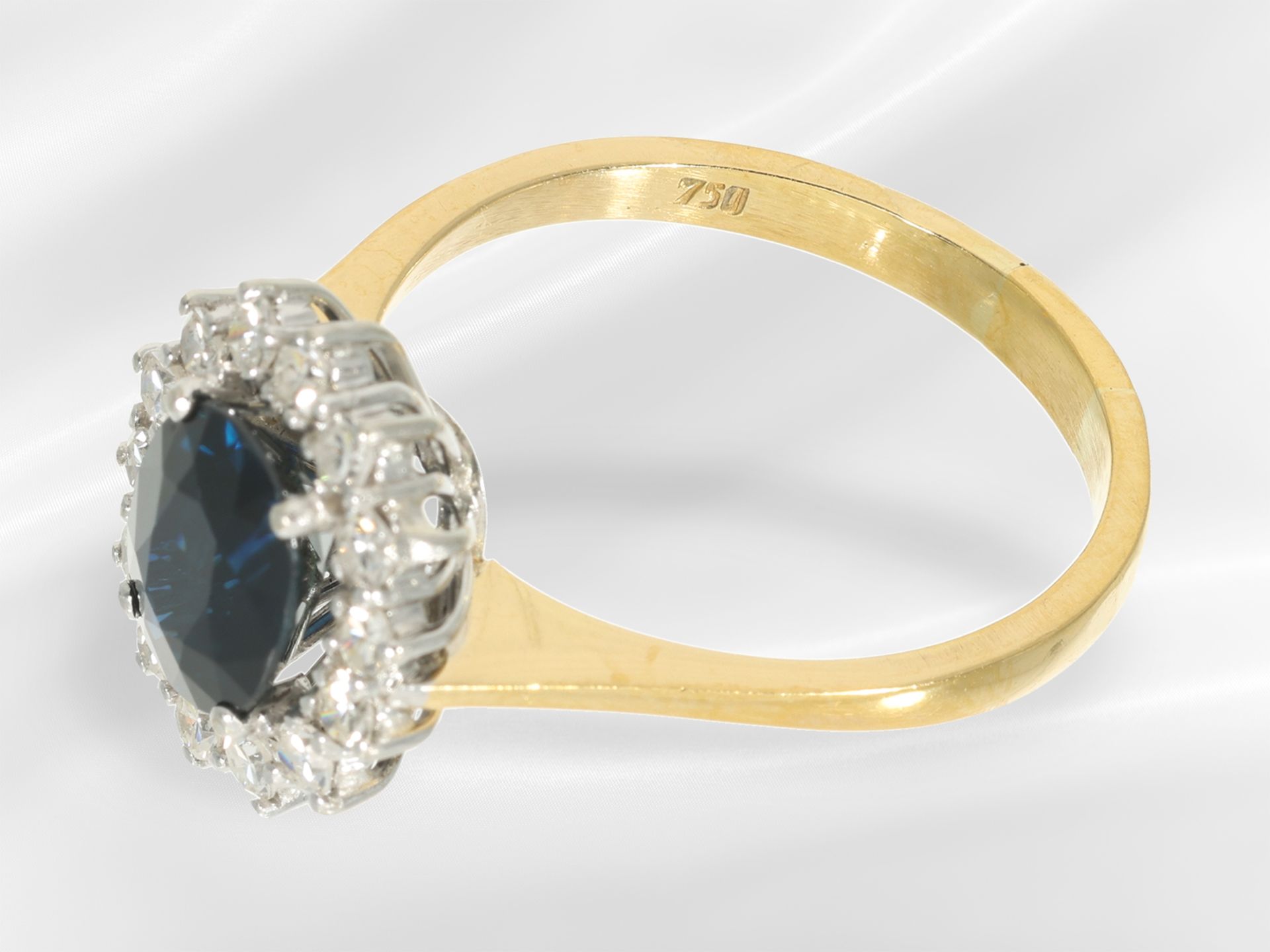 Ring: attraktiver weißgoldener Saphir/Diamant-Goldschmiede-Blütenring, ca. 2,76ct - Bild 4 aus 5