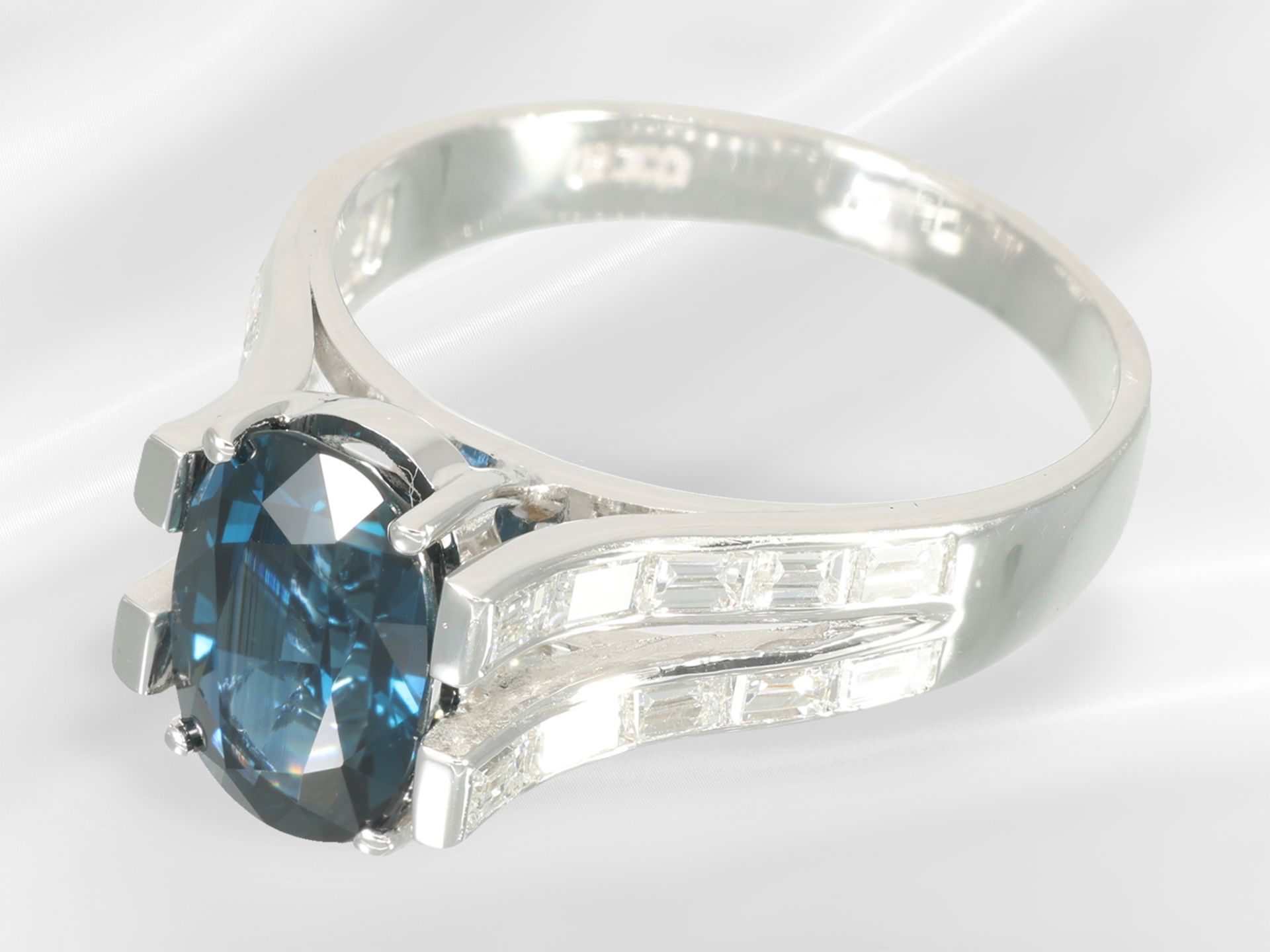 Ring: neuwertiger, moderner und hochwertiger Saphir/Diamant-Goldschmiedering - Bild 6 aus 6