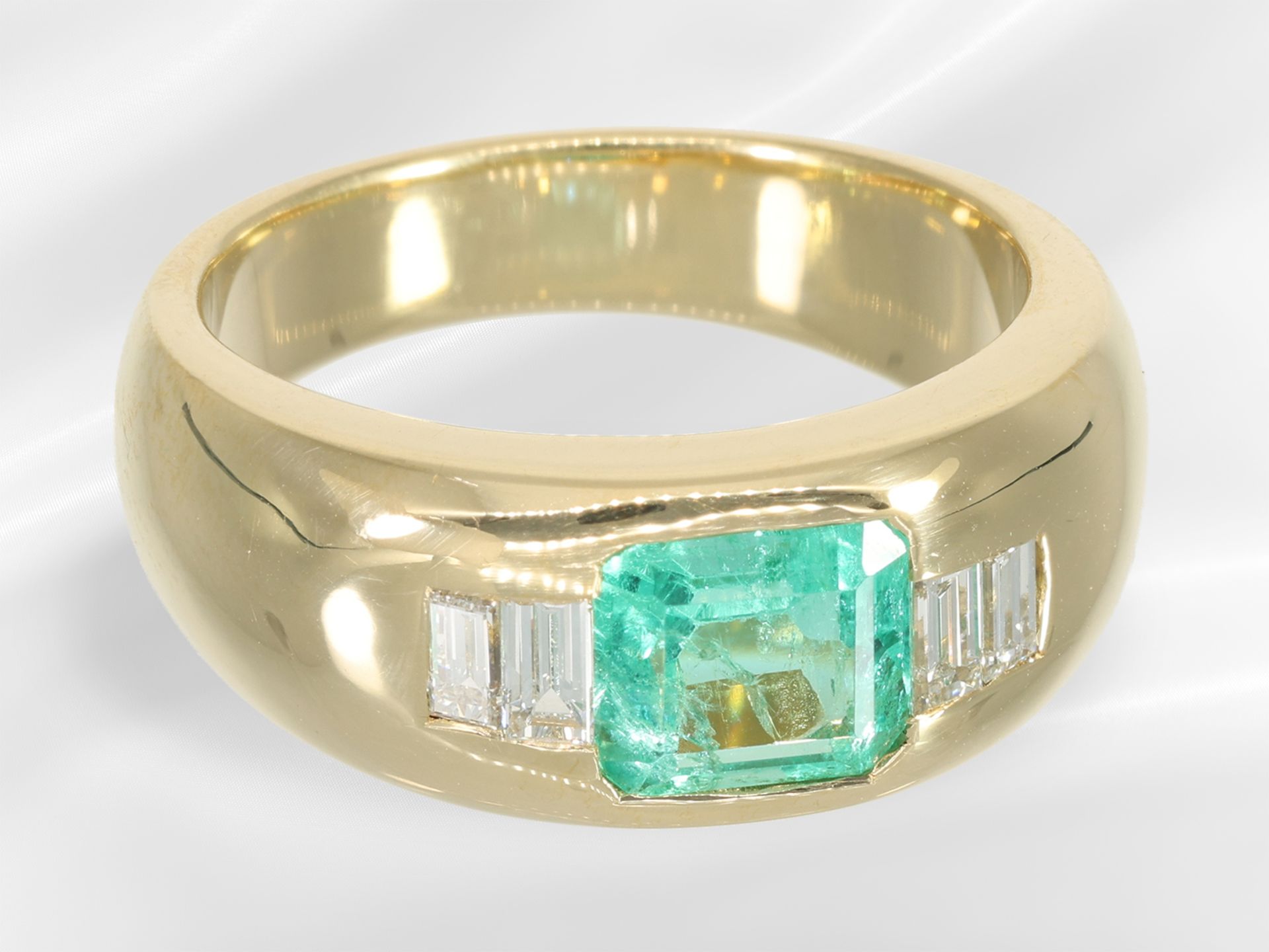 Ring: hochwertig und massiv gefertigter Bandring mit feinem Edelsteinbesatz, leuchtender Smaragd ca. - Bild 3 aus 4