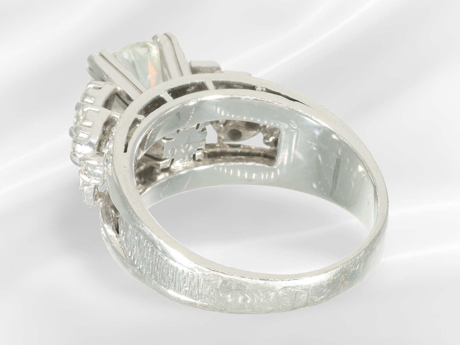 Ring: precious brilliant-cut diamond/diamond gold ring, large fine brilliant-cut diamond approx. 1.8 - Image 5 of 6