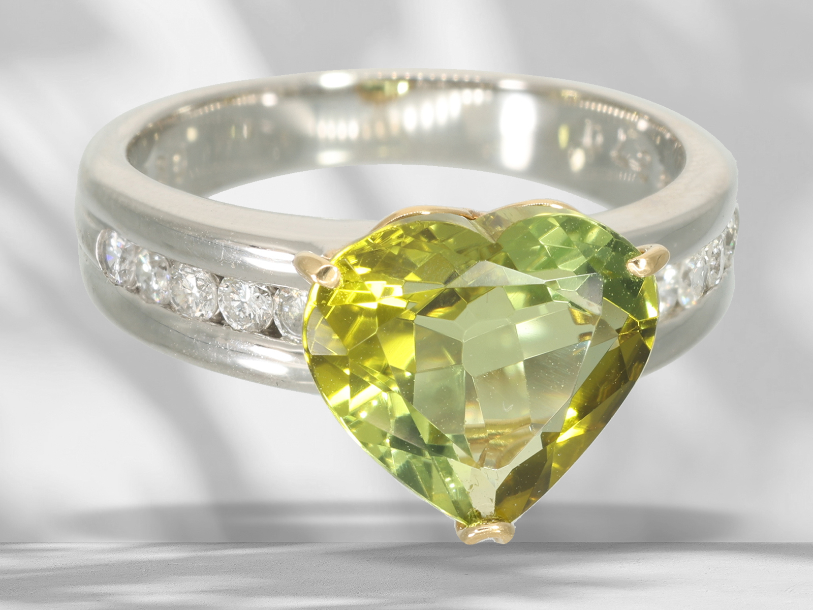 Ring: modern platinum ring with large green sphene (titanite) and brilliant-cut diamonds, like new - Image 3 of 7