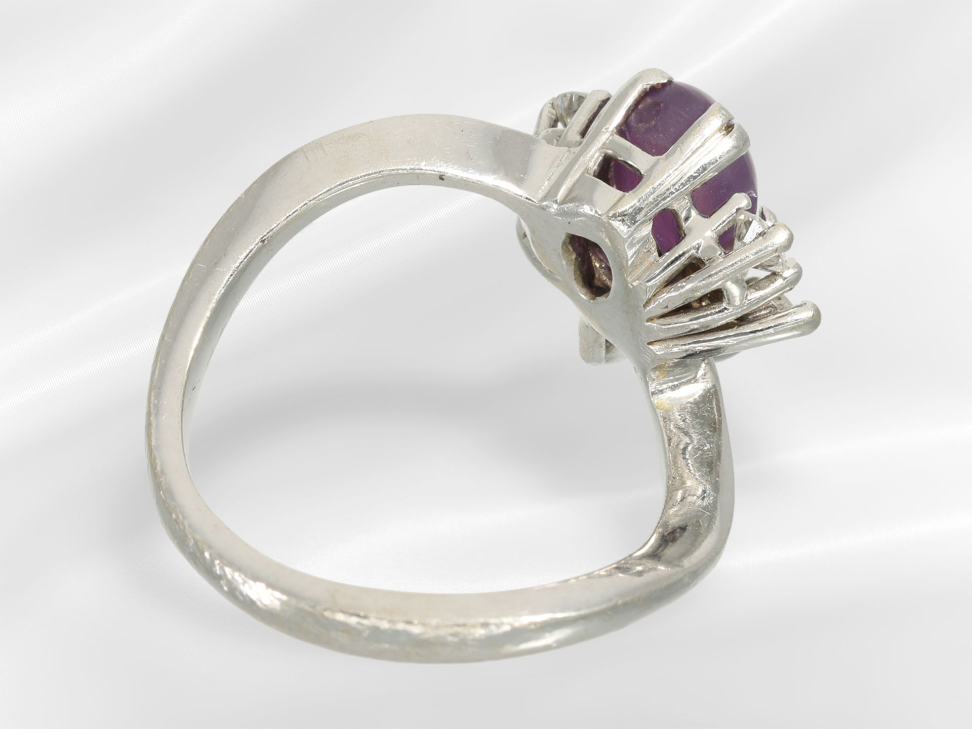 Ring: solider Goldschmiedering mit Sternrubin und feinen Diamanten/Brillanten - Bild 4 aus 4