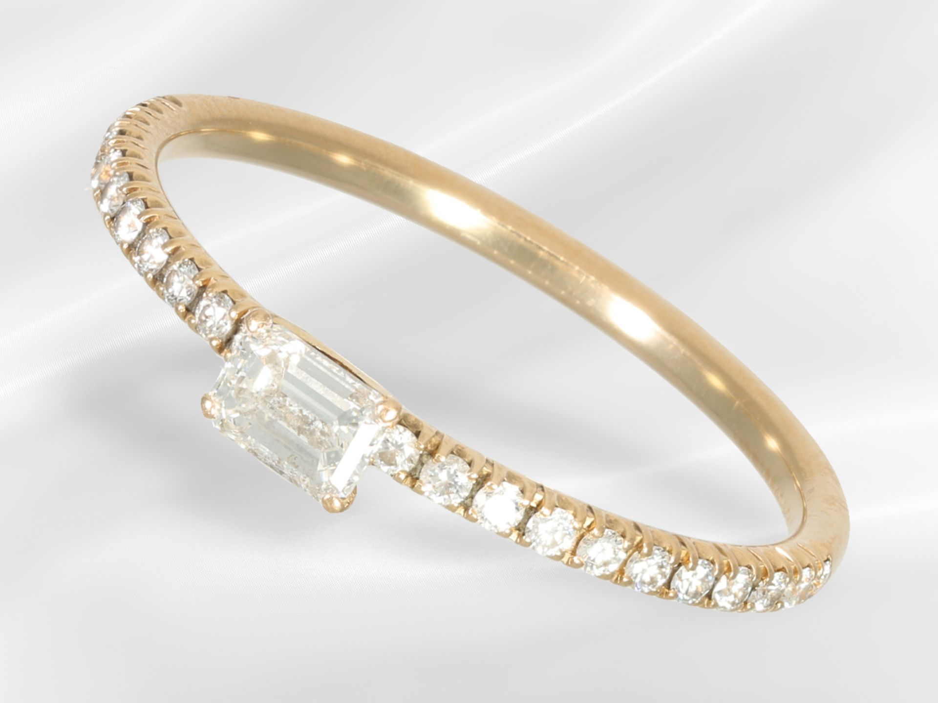 Ring: zierlicher Cartier Diamantring, Full-Set mit Box, Etui und sämtlichem Zubehör - Bild 3 aus 5
