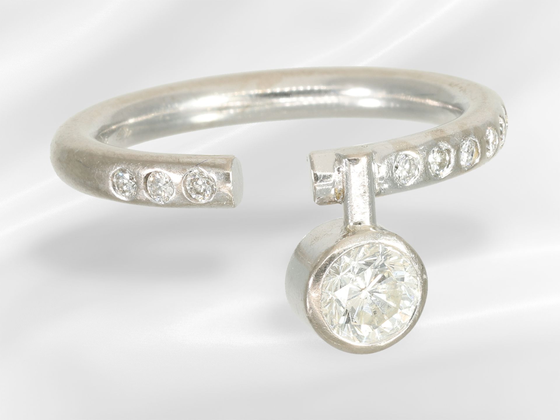 Ring: modern designer ring set with brilliant-cut diamonds - Image 2 of 3