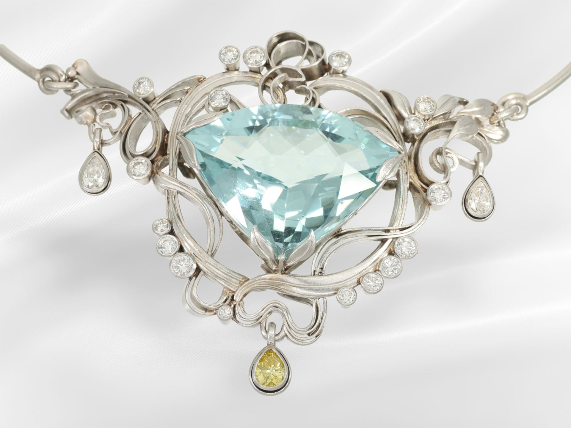 Chain/necklace: important platinum goldsmith jewellery, unique, aquamarine of 102ct