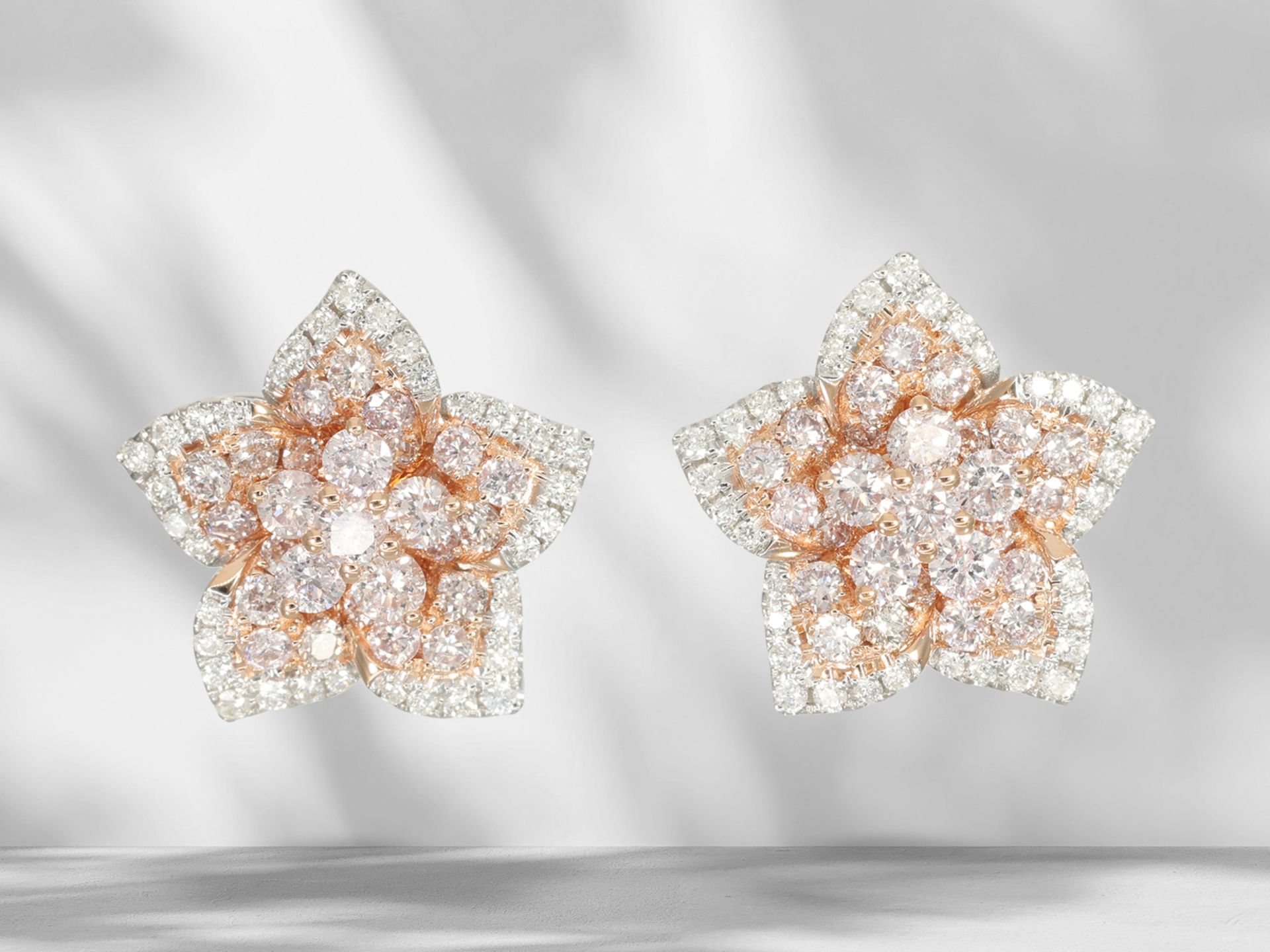 Ohrringe: Moderne Diamant Blüten-Ohrstecker mit pinken und weißen Brillanten, neuwertig - Bild 6 aus 6