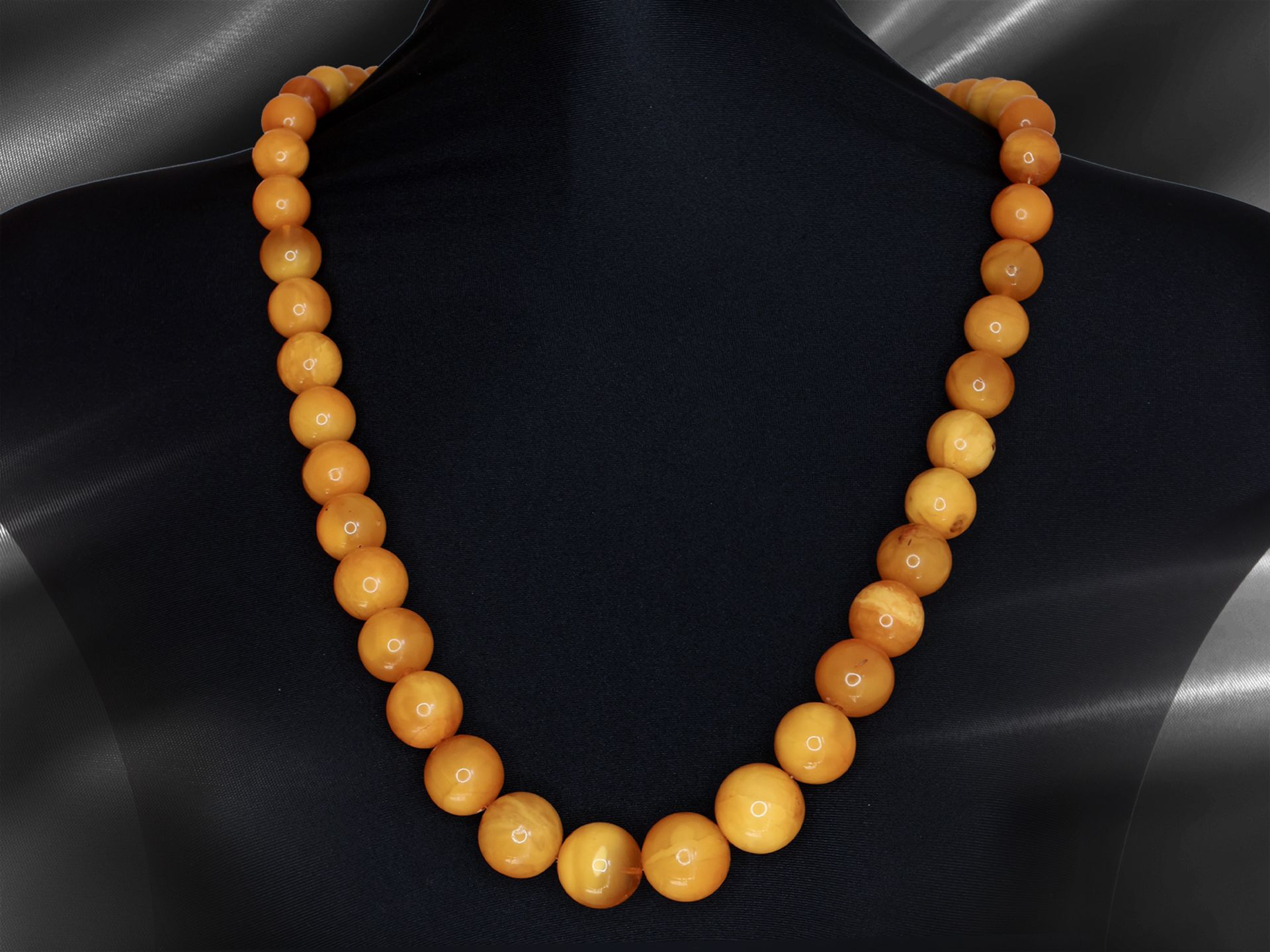 Kette/Collier: Sehr wertvolle, besonders lange Art Deco Butterscotch-Bernsteinkette, Königsberg 30er