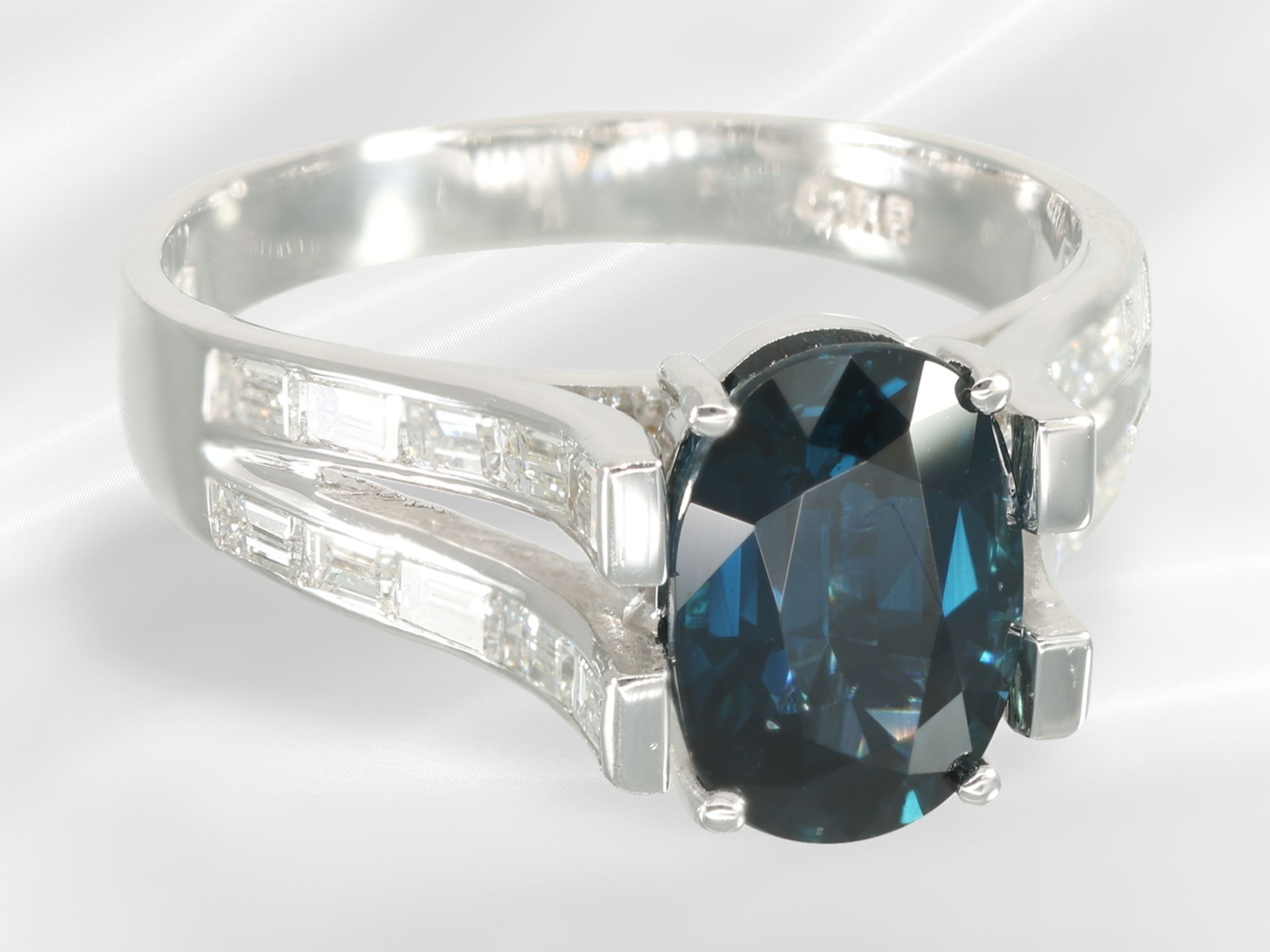 Ring: neuwertiger, moderner und hochwertiger Saphir/Diamant-Goldschmiedering - Bild 4 aus 6