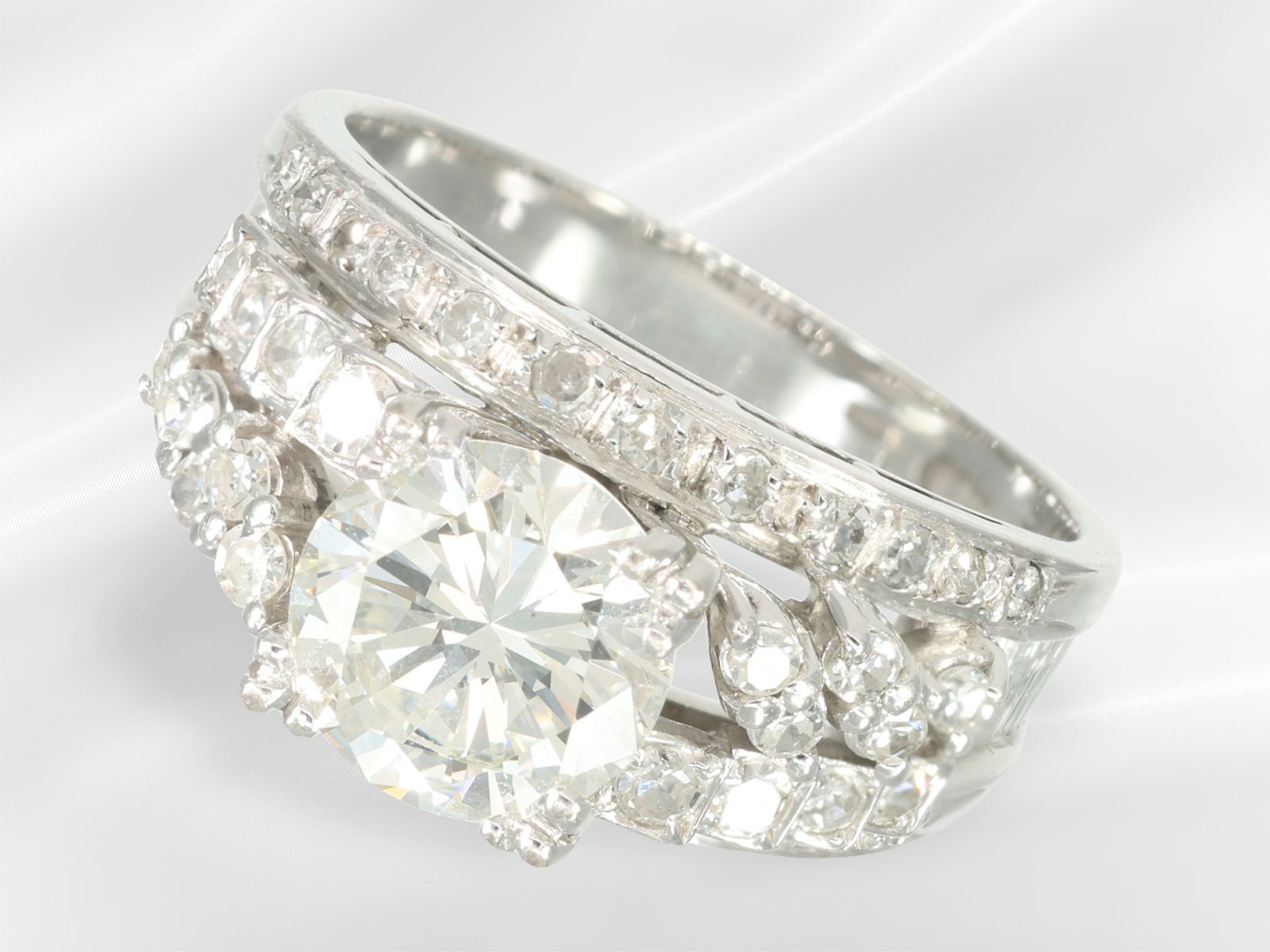 Ring: precious brilliant-cut diamond/diamond gold ring, large fine brilliant-cut diamond approx. 1.8