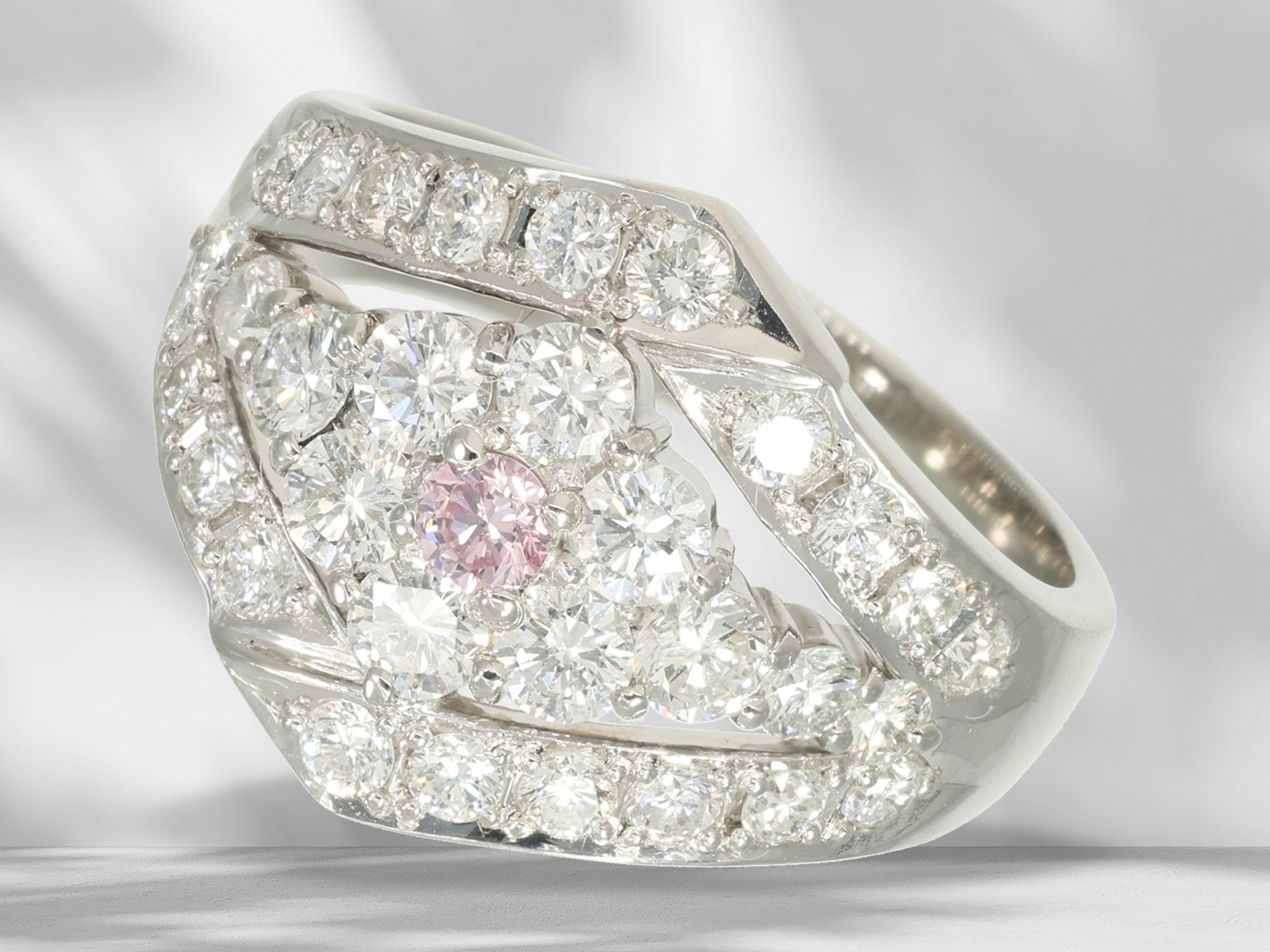 Ring: modern platinum ring set with fine brilliant-cut diamonds in pink/wesselton