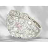 Ring: modern platinum ring set with fine brilliant-cut diamonds in pink/wesselton
