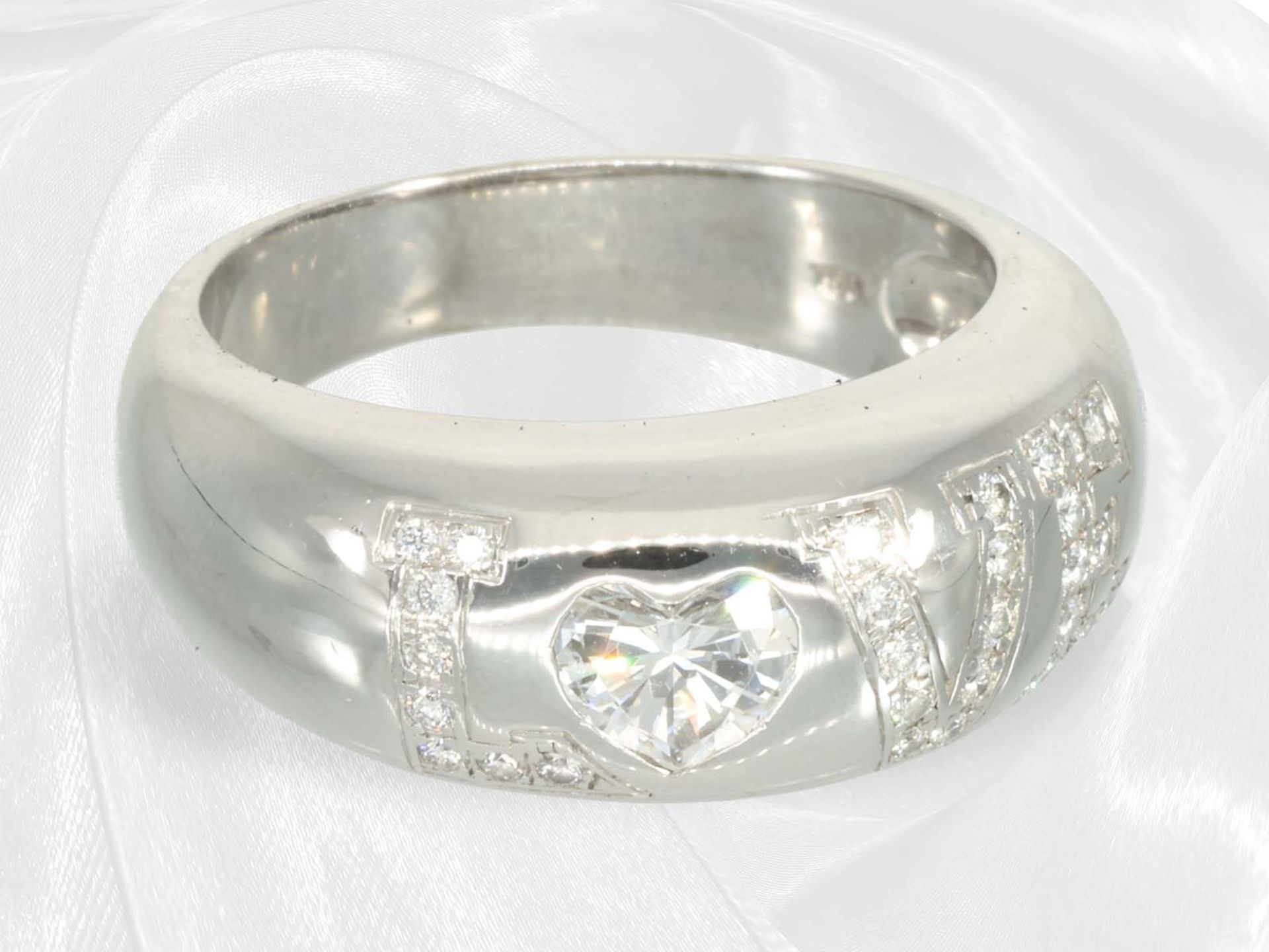 Ring: Hochwertiger Designer-Weißgoldring "Love" mit Brillanten, signiert Chopard, incl. Zertifikat,1 - Bild 2 aus 4