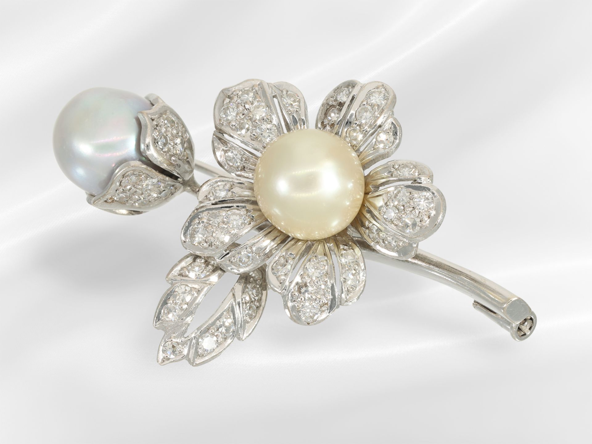 Brooch/pin: extremely decorative, floral vintage gold jewellery with pearls and brilliant-cut diamon