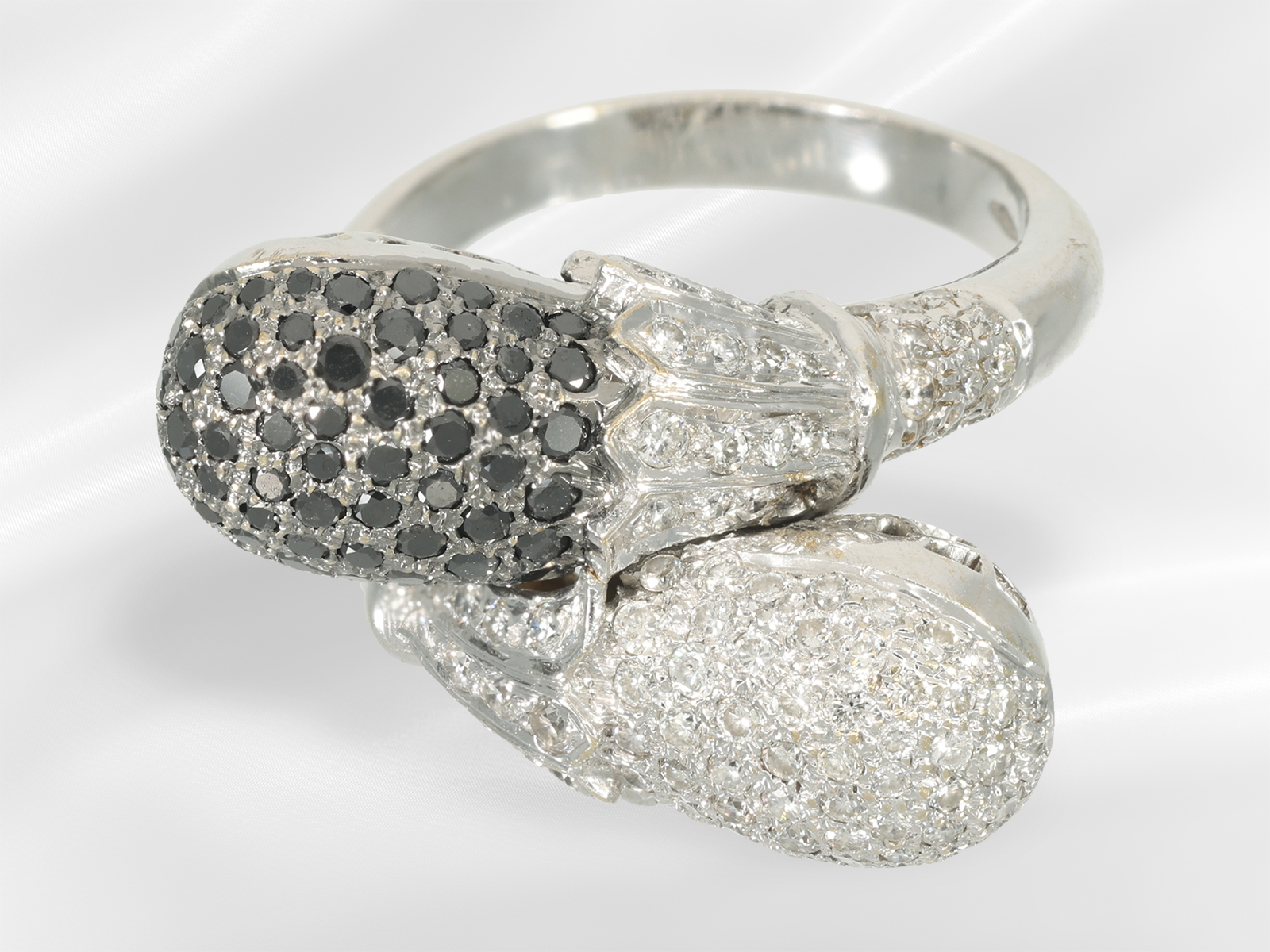 Ring: very decorative and modern goldsmith work with black and white brilliant-cut diamonds, 18K whi - Image 7 of 8
