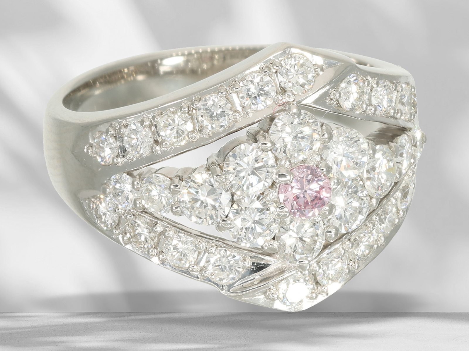 Ring: modern platinum ring set with fine brilliant-cut diamonds in pink/wesselton - Image 5 of 6
