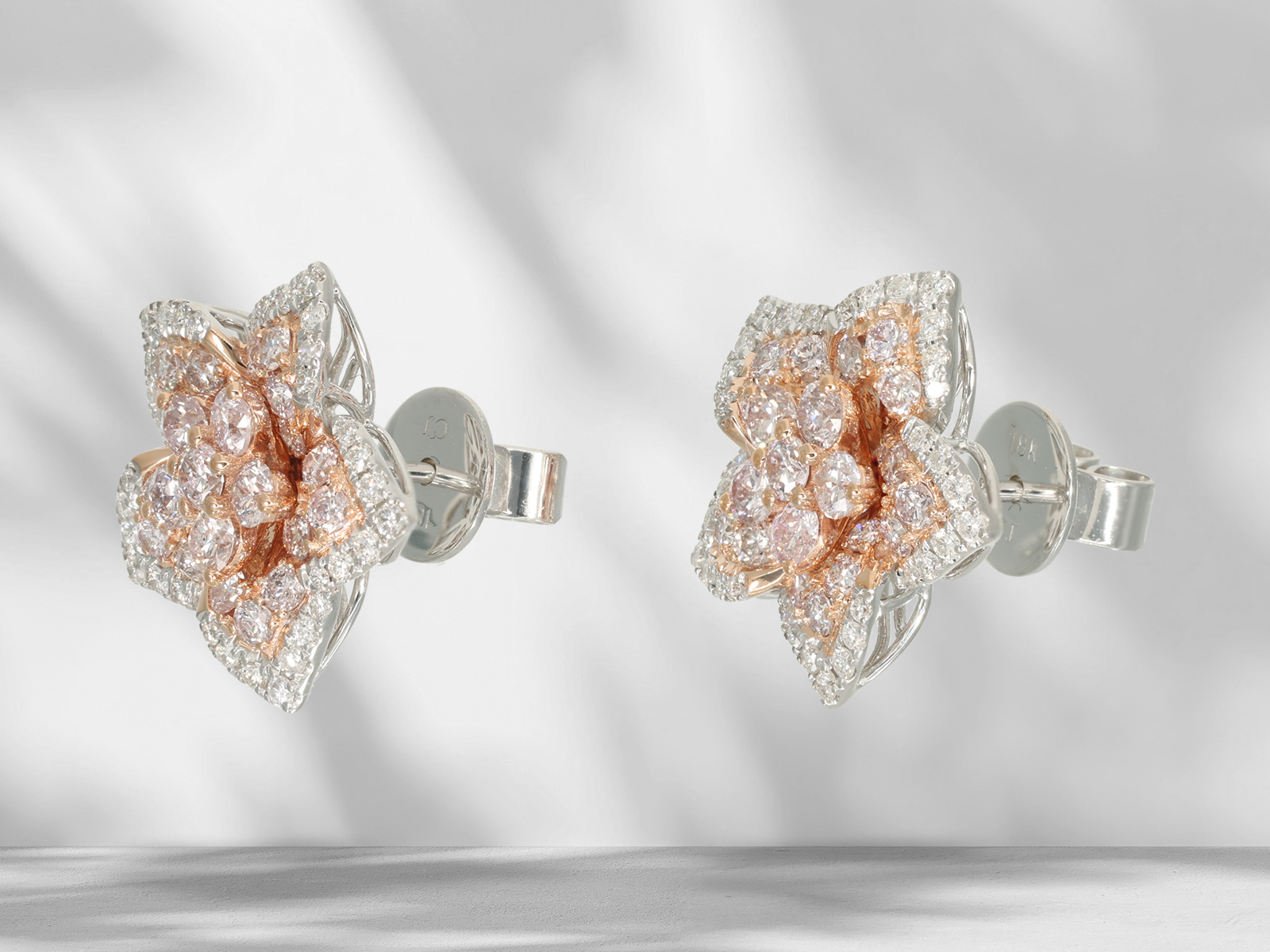 Earrings: modern diamond flower stud earrings with pink and white brilliant-cut diamonds, like new - Image 3 of 6