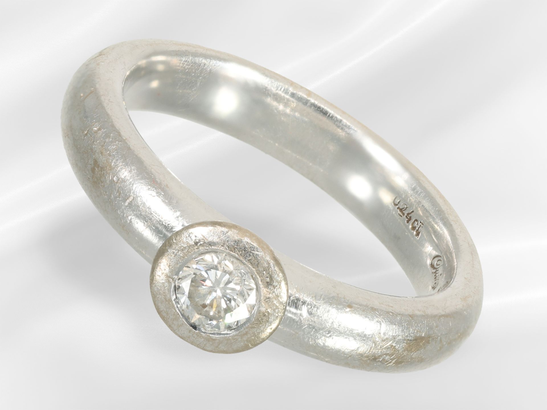 Ring: modern and solid brilliant-cut diamond ring from Quinn, 0.24ct