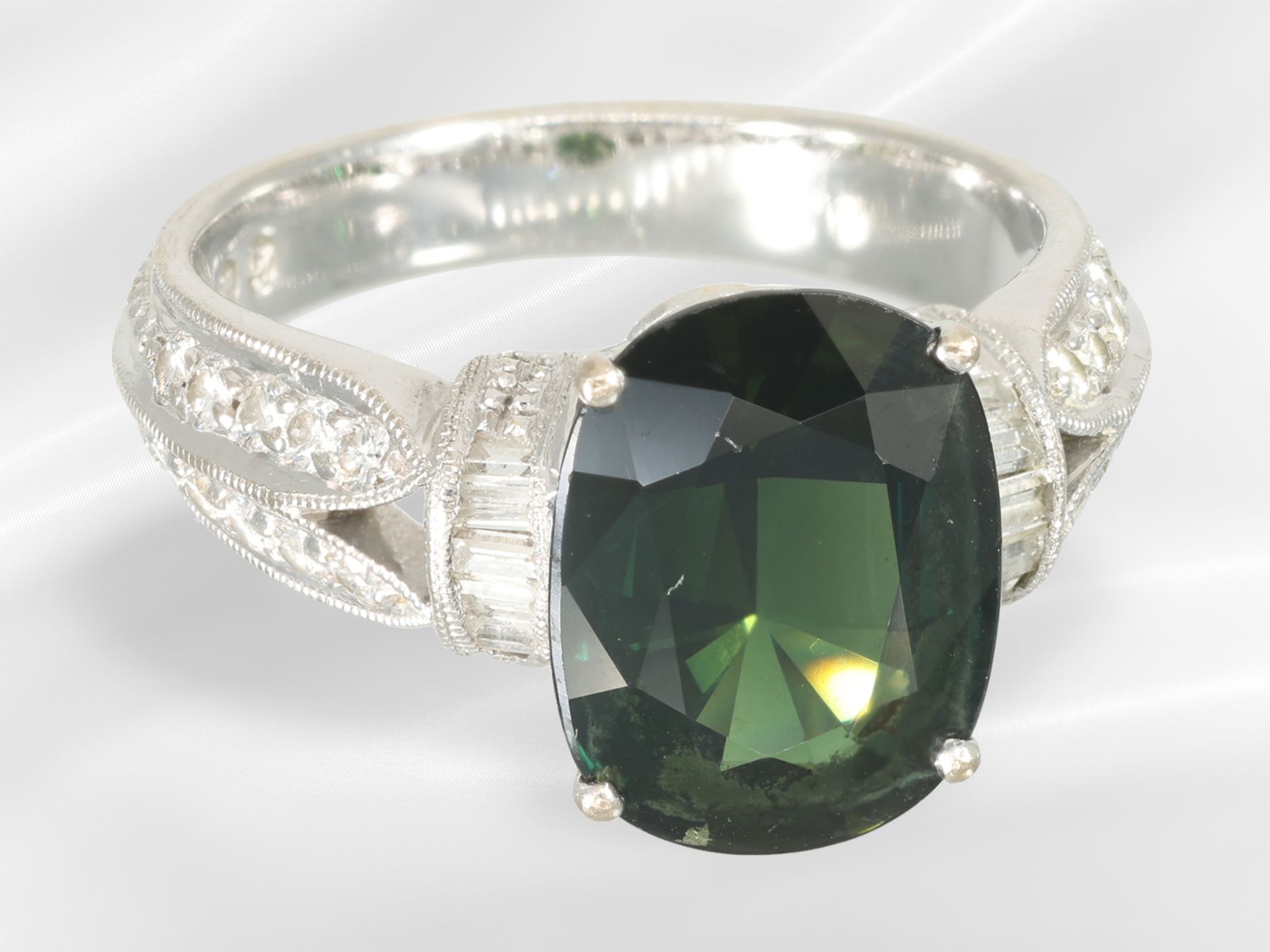 Ring: elaborately crafted 18K white gold ring with a green sapphire of approx. 5.2ct - Image 3 of 7