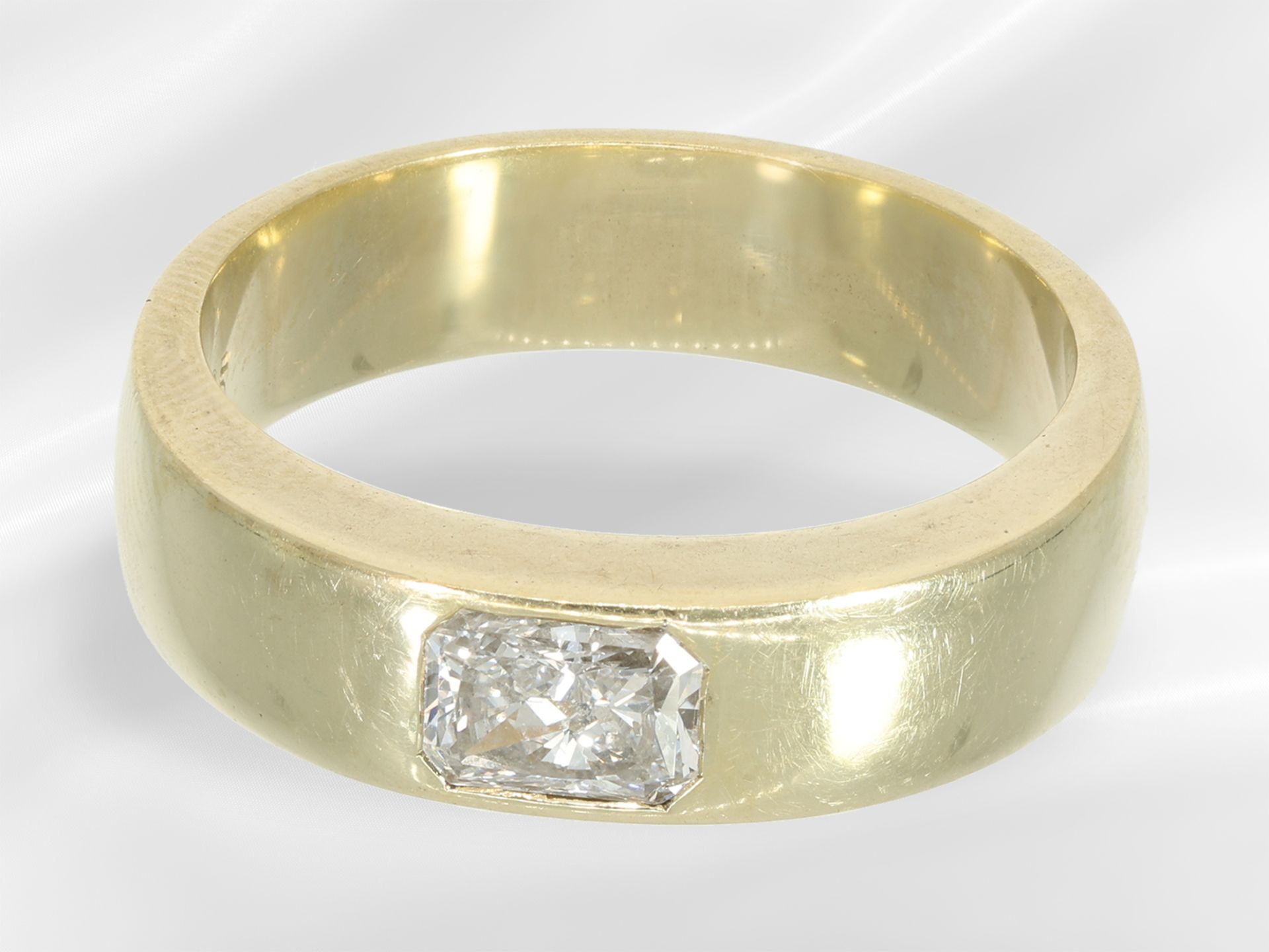 Ring: massiver Goldschmiedering mit feinem Diamant, Cushion-Schliff, ca. 0,6ct - Bild 2 aus 4