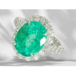 Ring: valuable platinum ring with large emerald of 6.1ct and brilliant-cut diamonds