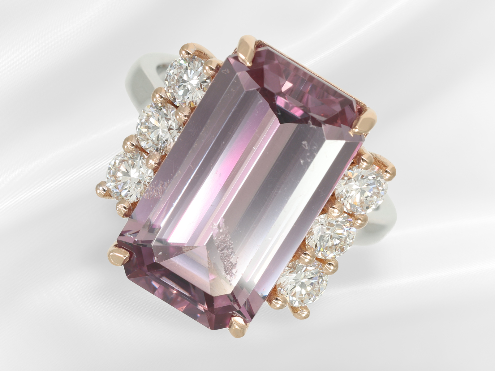 Ring: gold ring with pink diaspore "sultanite" with colour change and fine brilliant-cut diamonds, a