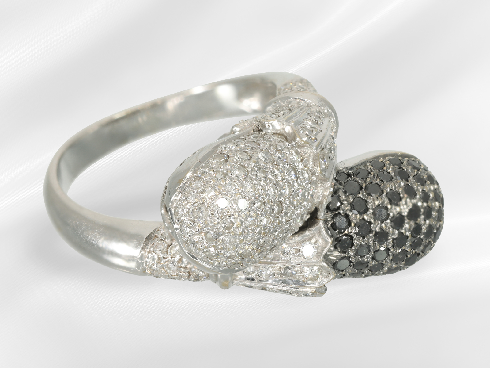Ring: very decorative and modern goldsmith work with black and white brilliant-cut diamonds, 18K whi - Image 5 of 8