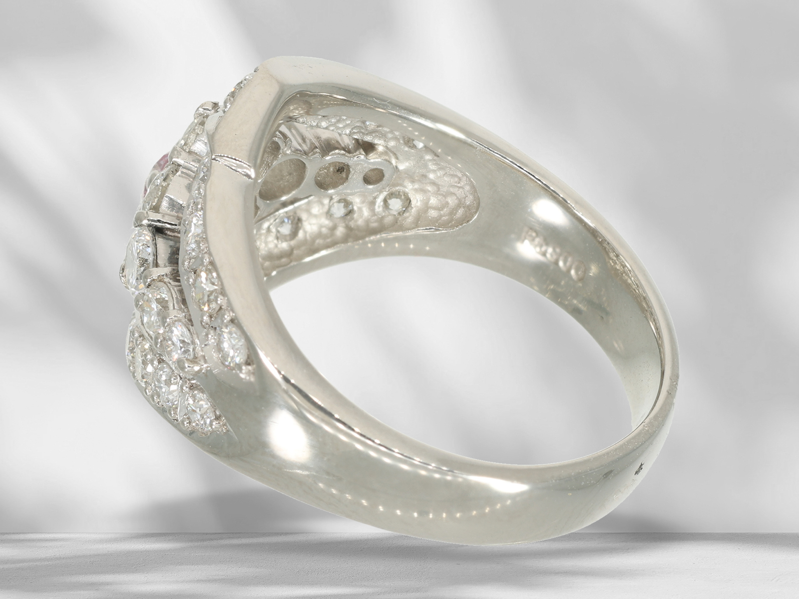 Ring: modern platinum ring set with fine brilliant-cut diamonds in pink/wesselton - Image 6 of 6