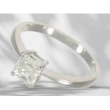 Ring: solitaire ring with emerald-cut diamond in top quality, 1.0ct Top Wesselton/VS, GIA-certificat