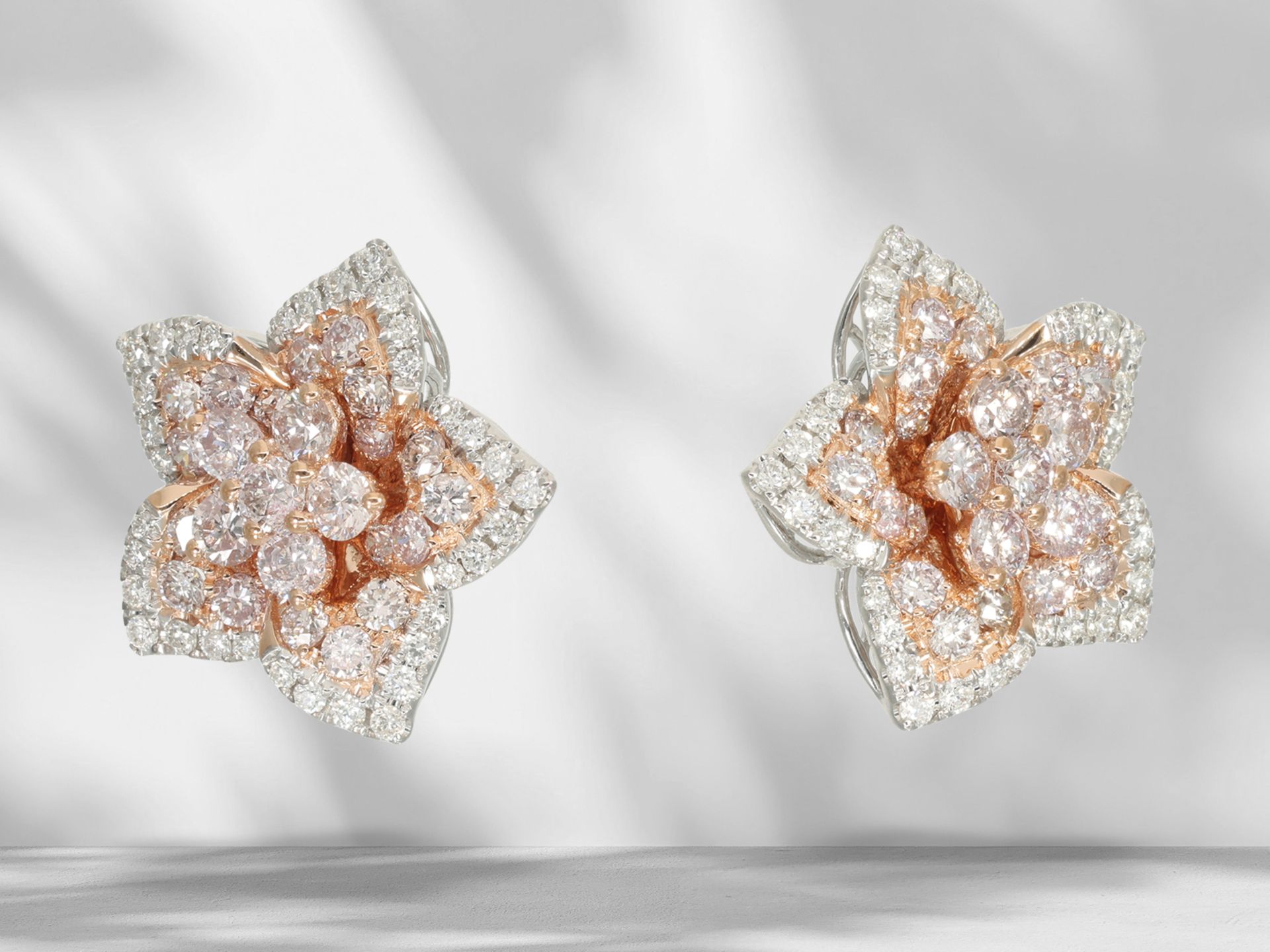 Ohrringe: Moderne Diamant Blüten-Ohrstecker mit pinken und weißen Brillanten, neuwertig - Bild 4 aus 6