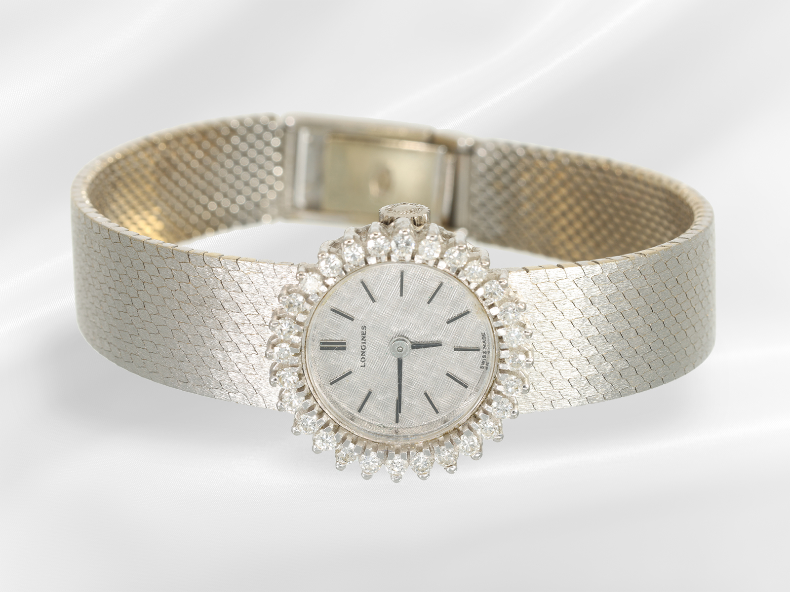 Armbanduhr: weißgoldene vintage Damenuhr aus dem Hause Longines mit Brillantlünette - Bild 3 aus 4
