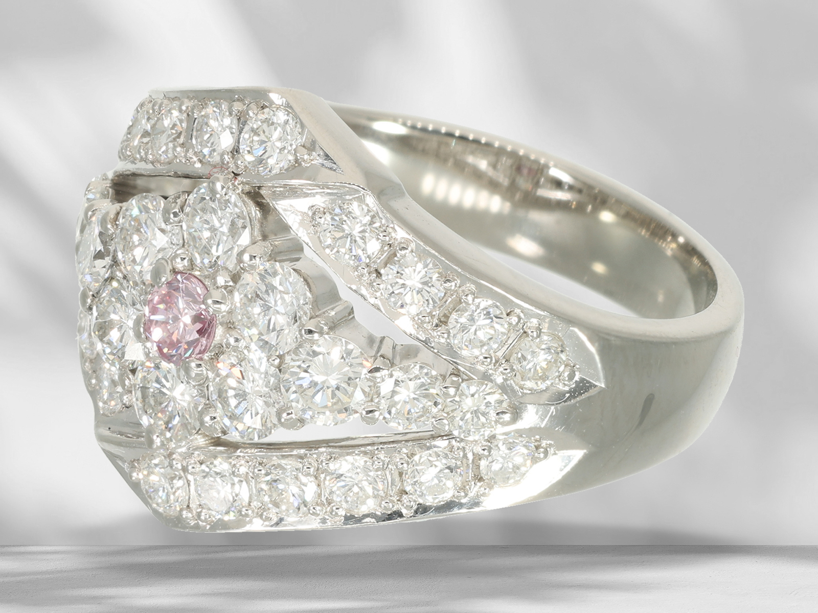 Ring: modern platinum ring set with fine brilliant-cut diamonds in pink/wesselton - Image 3 of 6