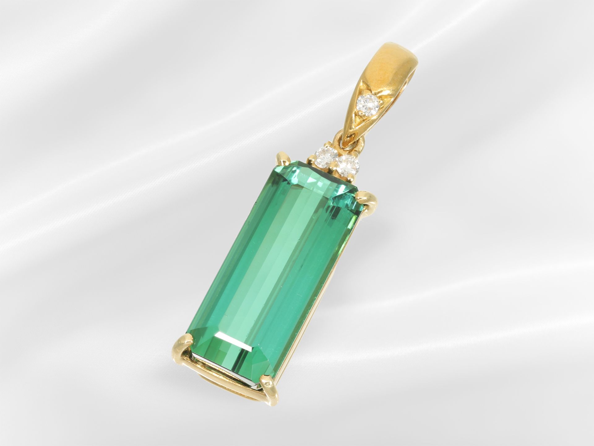 Pendant: goldsmith work with a fine tourmaline of approx. 8.77ct and brilliant-cut diamonds
