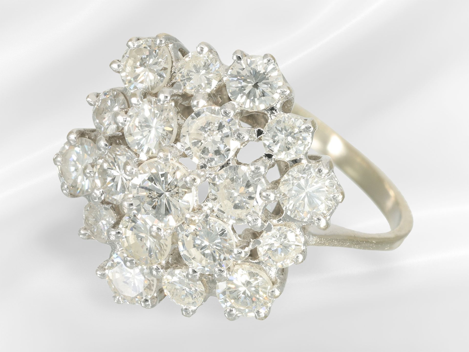 Ring: beautiful vintage flower ring with abundant brilliant-cut diamonds, approx. 2.5ct - Image 2 of 5