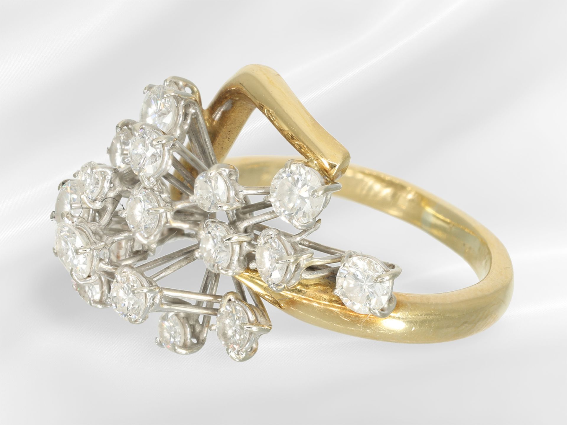 Ring: verspielter 18K Goldschmiedering mit reichem Brillantbesatz, ca. 1,4ct - Bild 4 aus 5