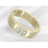 Ring: massiver Goldschmiedering mit feinem Diamant, Cushion-Schliff, ca. 0,6ct
